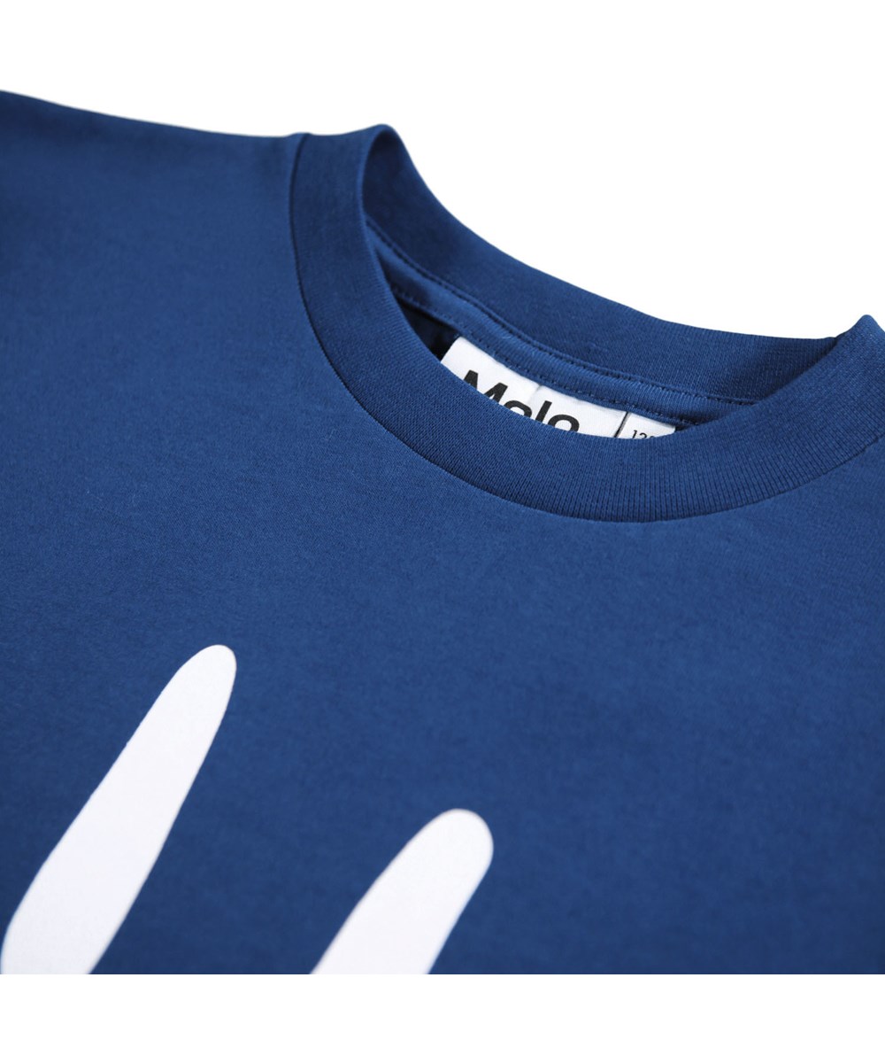 Roxo - Blue Depths - Blaues T-Shirt für Kinder aus weicher Bio-Baumwolle mit kurzen Ärmeln und einem gerippten Ausschnitt.