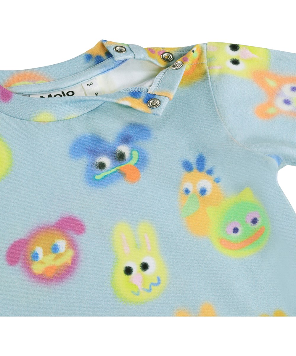Eloy - Fuzzy Friends - Blå babybluse med sjovt print i økologisk bomuld