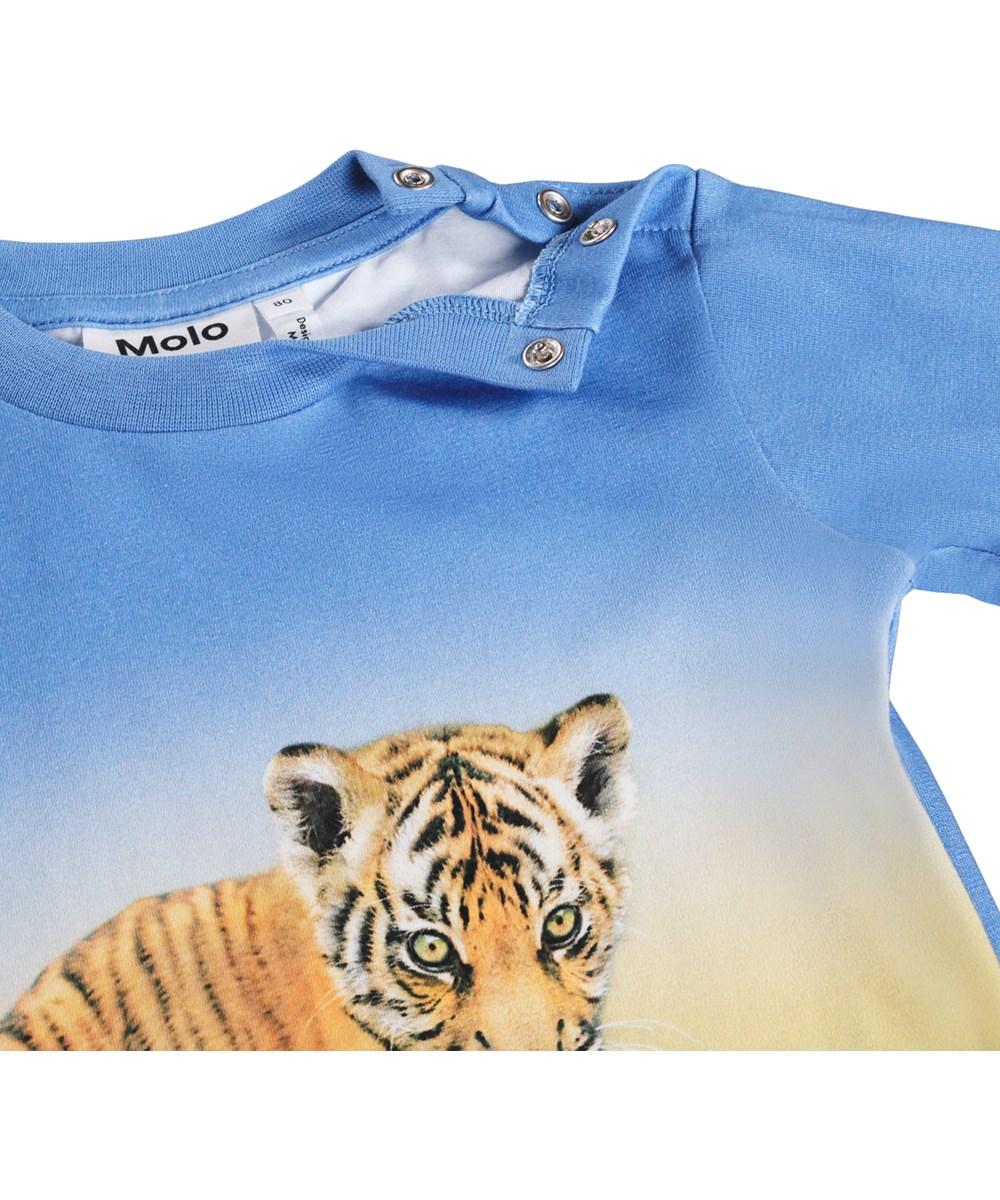 Eloy - Tiger Cub - Blå babybluse med tigerprint i økologisk bomuld