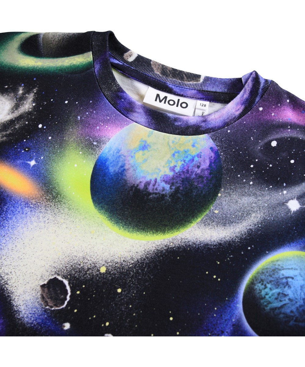 Riley - Airbrush Space - Sort t-shirt til børn i blødt økologisk bomuld med korte ærmer og ribkant i halsen.