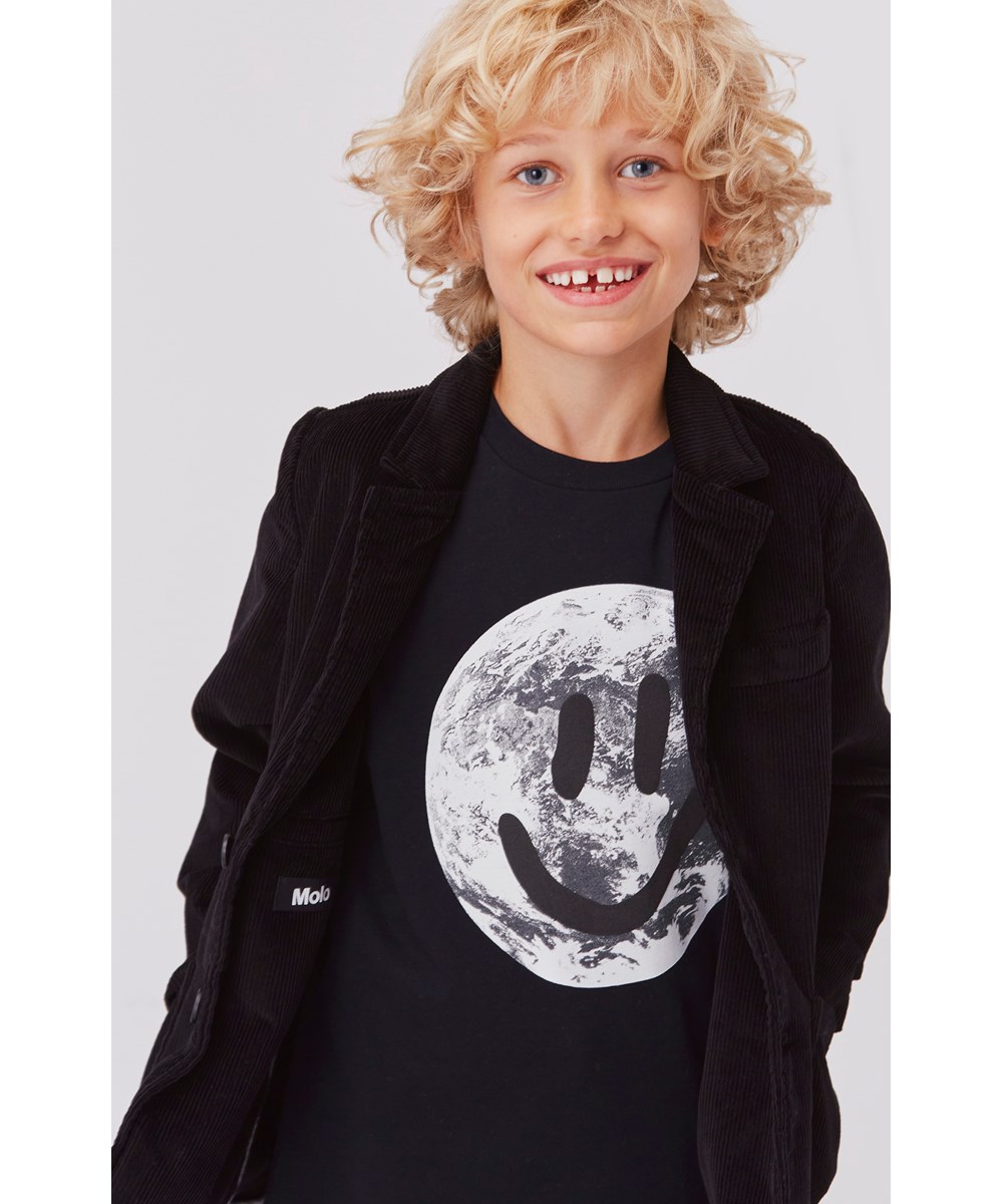 Riley - Earth Smiling - Sort unisex t-shirt med smiley og jordklode
