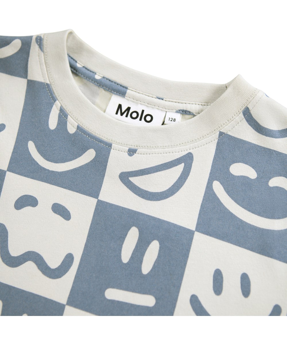Riley - Mood Squares - Ternet blå og råhvid t-shirt til børn i blødt økologisk bomuld med korte ærmer og ribkant i halsen.