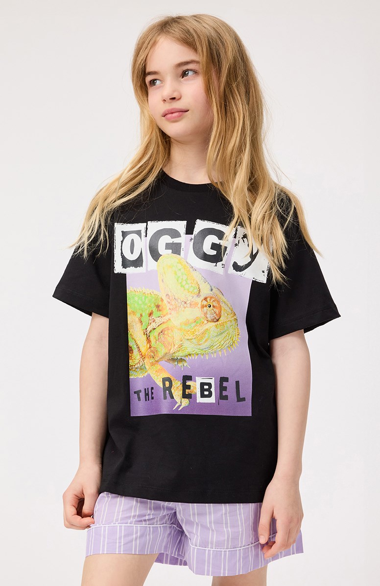 Riley - Oggy - Sort t-shirt til børn i blødt økologisk bomuld med korte ærmer og ribkant i halsen.