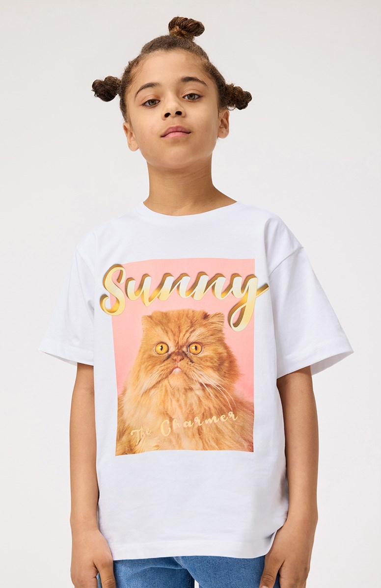 Riley - Sunny - Hvid t-shirt med print til børn i blødt økologisk bomuld med korte ærmer og ribkant i halsen.
