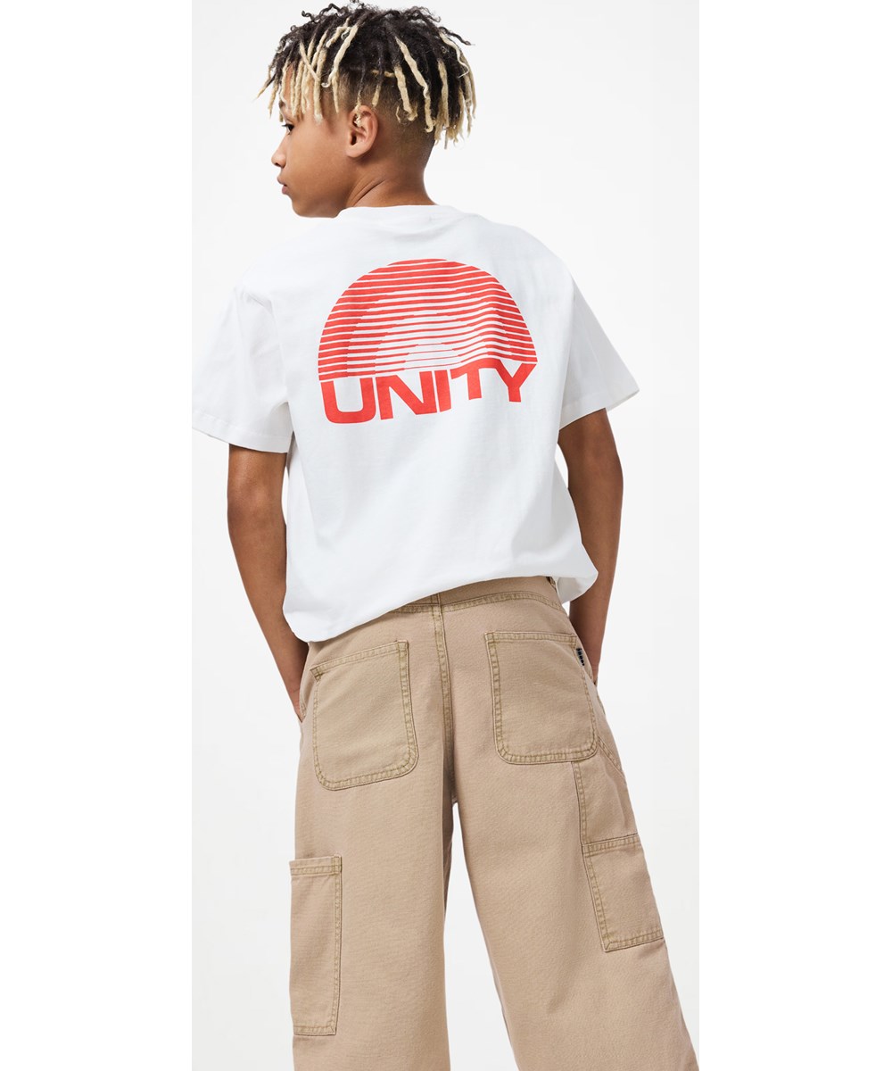 Riley - Unity Red - Hvid t-shirt i økologisk bomuld til børn