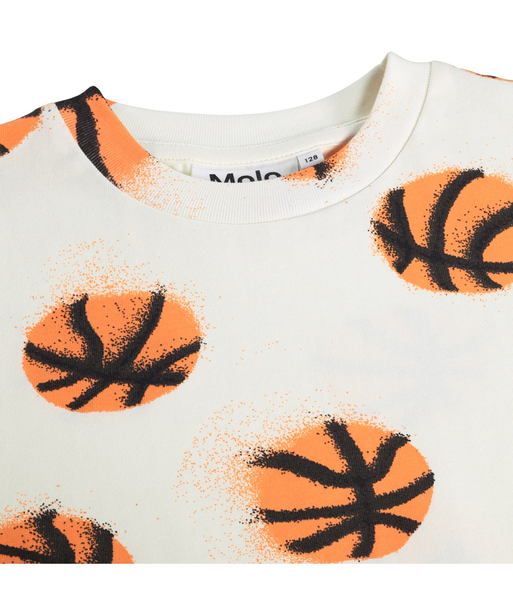 Riley - Basketballs - Beige T-shirt for children made of organic cotton