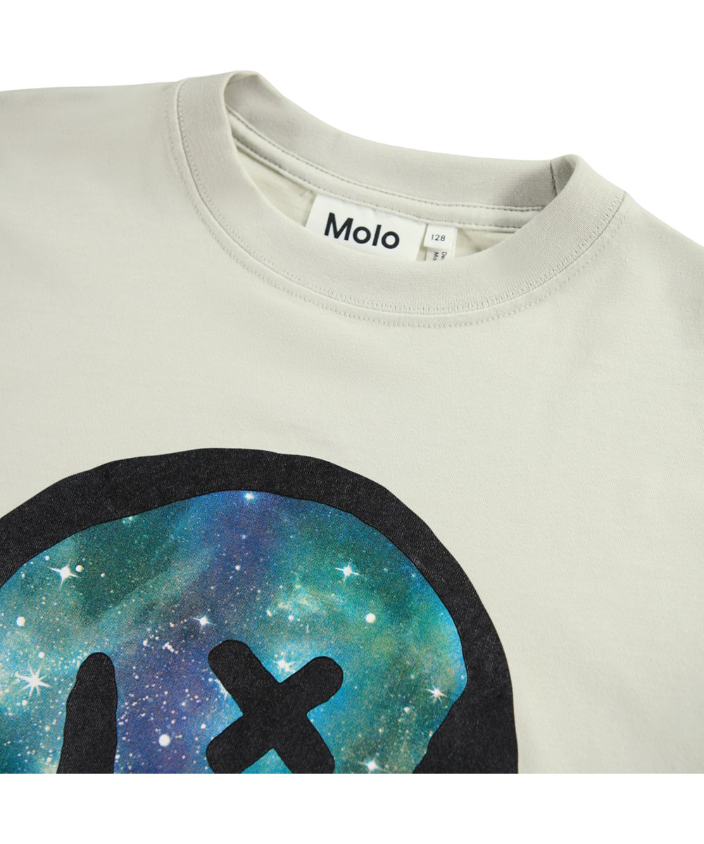Riley - Drippy Moon - Off-white T-shirt for children made of soft organic cotton with short sleeves and a ribbed neckline.
