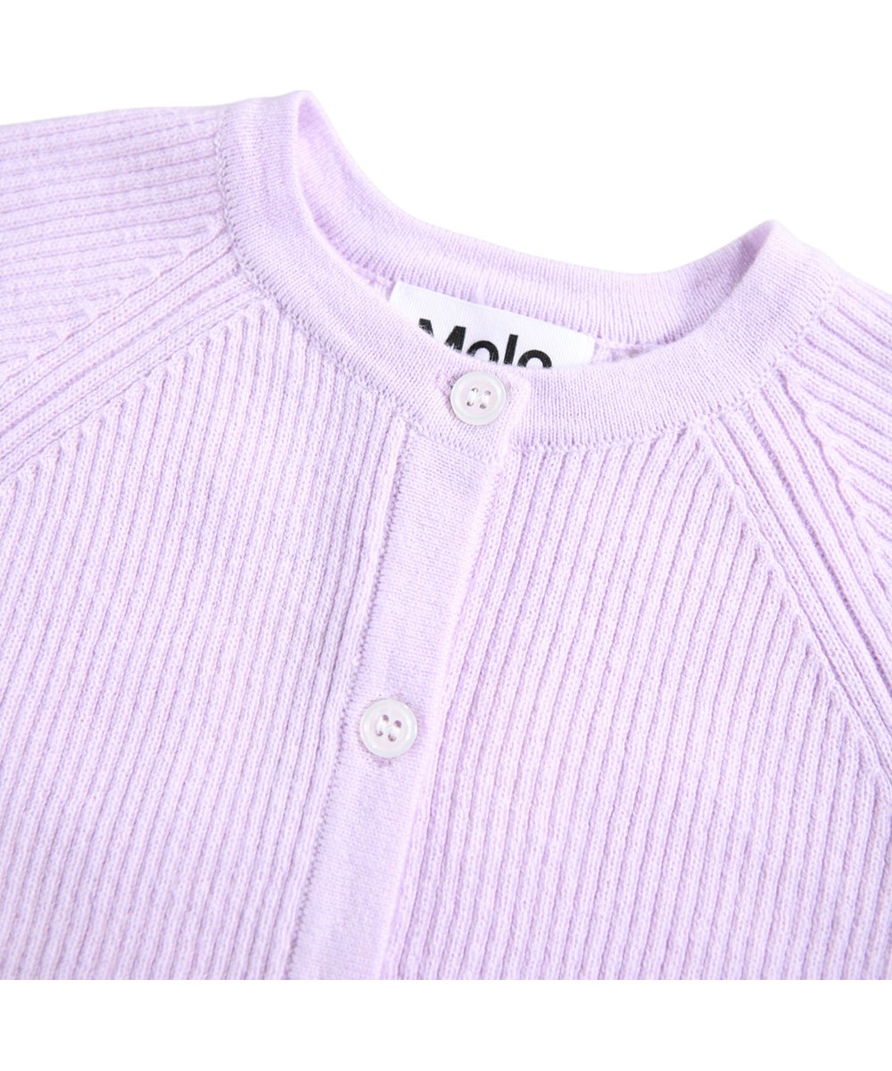 Basta - Purple Smile - Lilla strik cardigan til de mindste i en blød bomuld og uld blandning med et smilende ansigt på ryggen.