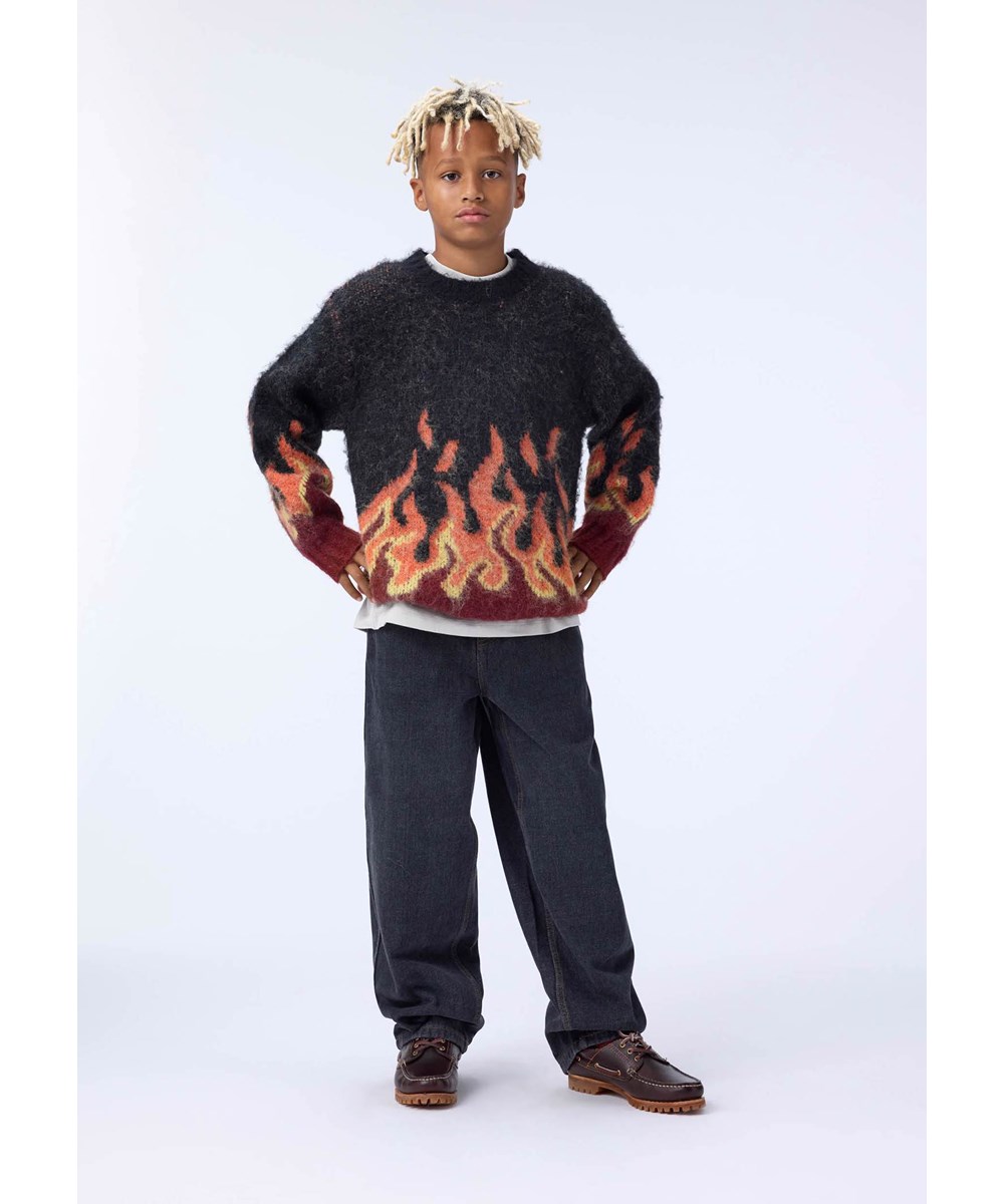 Bello - Flames - Striktrøje i røde og sorte nuancer fremstillet i en fluffy alpaka uldblanding til børn. 