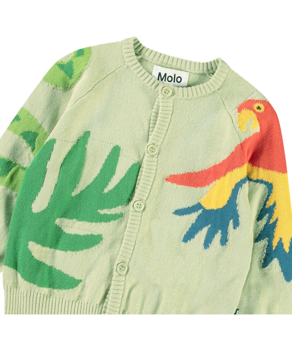 Brody - Jungle Life - Strikcardigan til baby i blød økologisk bomuld. Cardiganen er grøn med jungletema.