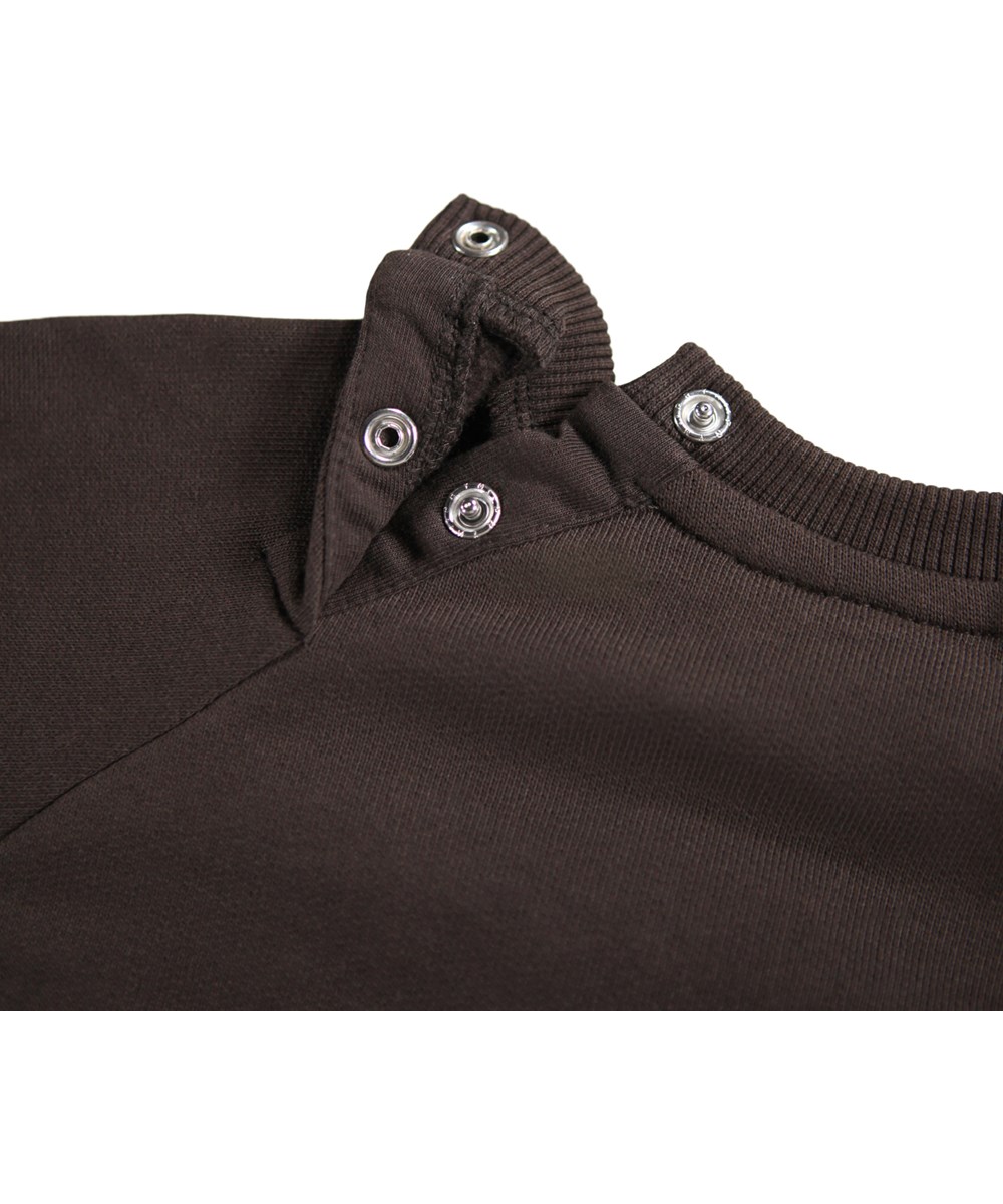 Disc - Dark Cocoa - Mørkebrun sweatshirt til de mindste i blødt økologisk bomuld med et broderet bamse ansigt på fronten.