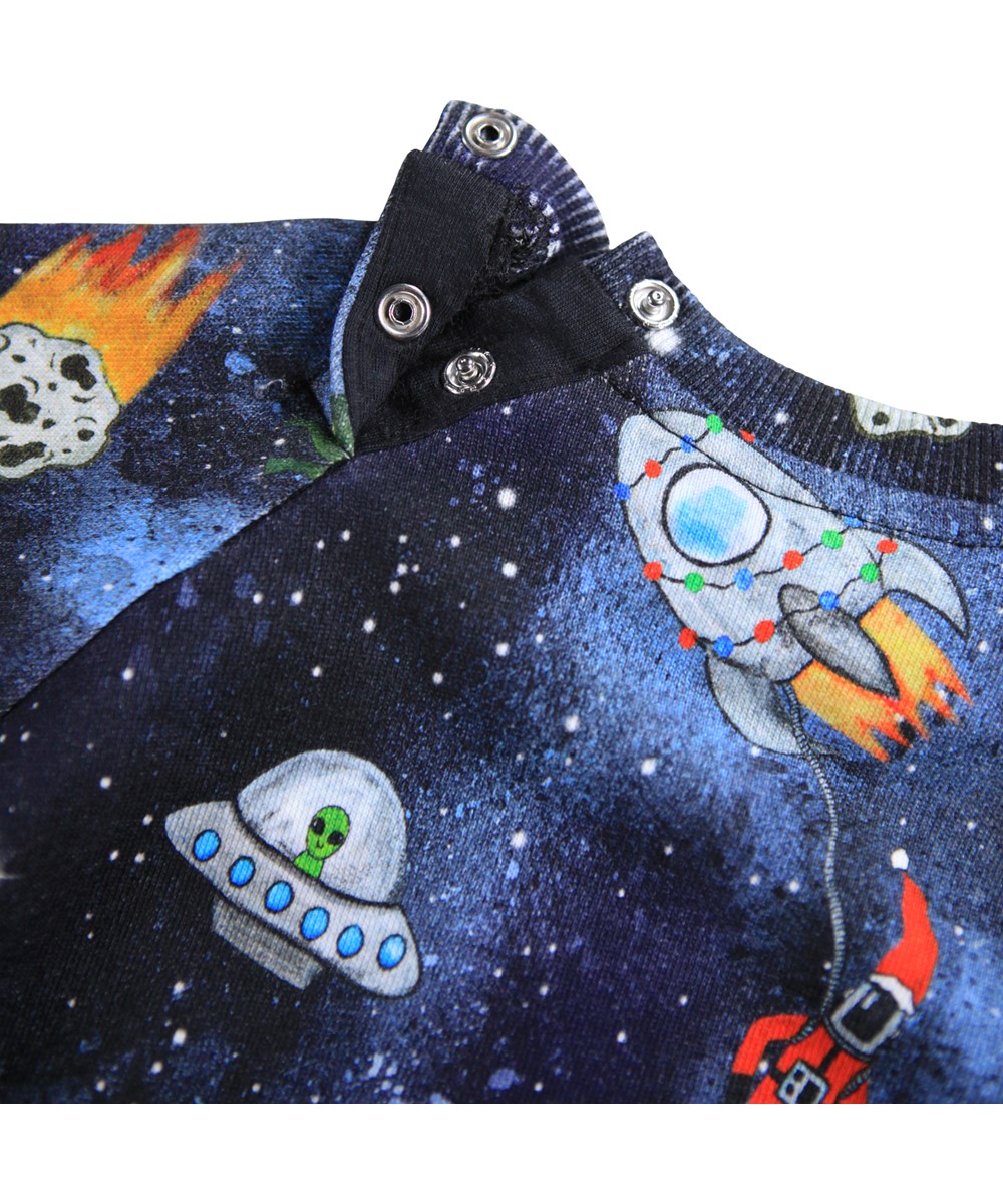 Disc - Holiday Space - Mørkeblå sweatshirt til de mindste i blødt økologisk bomuld med et med print af livet i rummet.