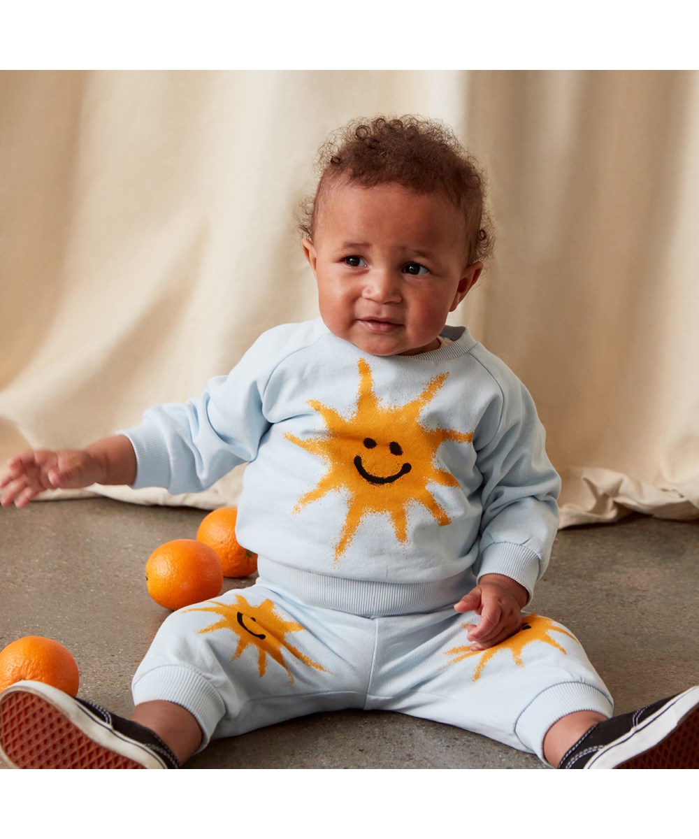 Disc - Iced Blue - Lyseblå baby sweatshirt med sol