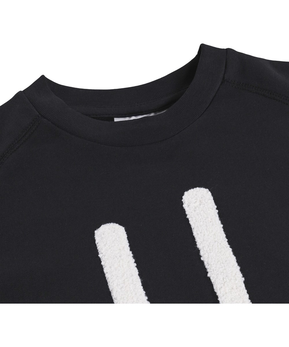 Mike - Black - Sort sweatshirt i økologisk bomuld med smilende broderi til børn