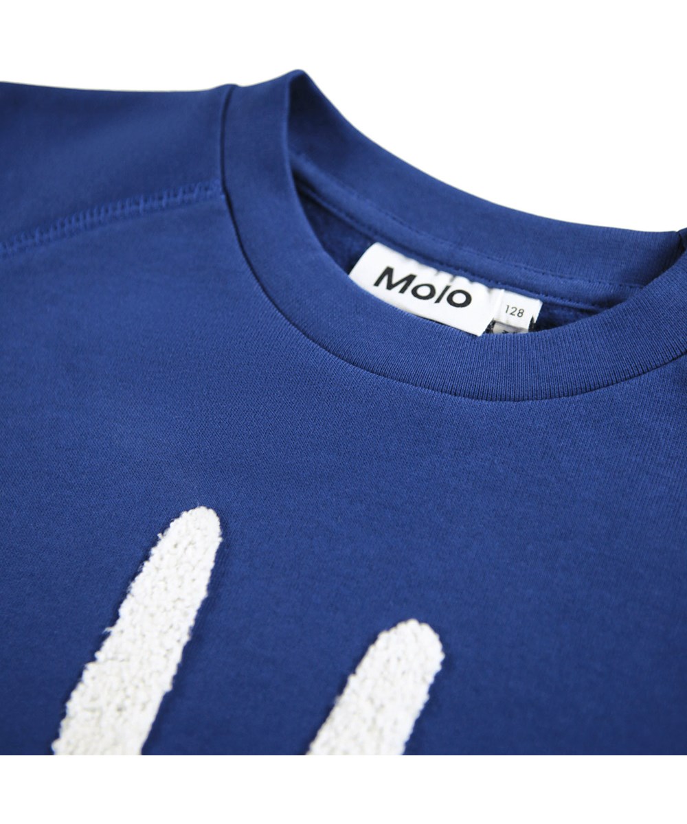 Mike - Blue Depths - Blå sweatshirt til børn i blødt økologisk bomuld med raglandsærmer, ribkanter ved hals, ærmer og i bunden af blusen.