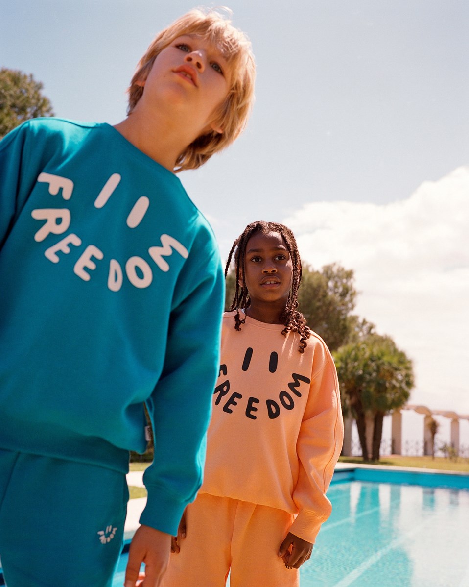 Mir - Peacock Blue - Blå sweatshirt med print til børn i blødt, økologisk bomuld med ribkanter ved hals, ærmer og i bunden af blusen.