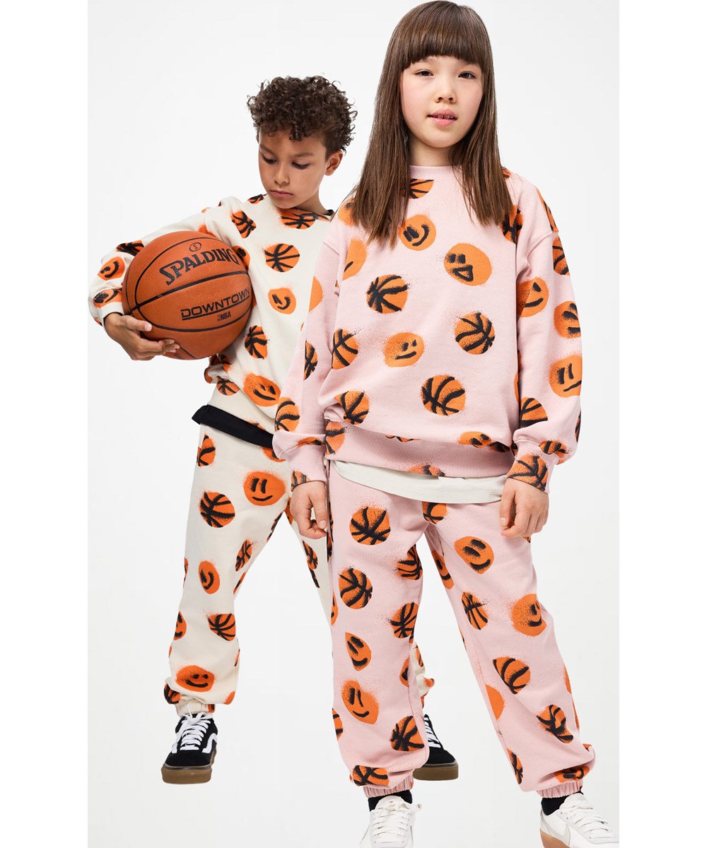 Monti - Basketballs - Beige sweatshirt i økologisk bomuld med print af basketbolde til børn