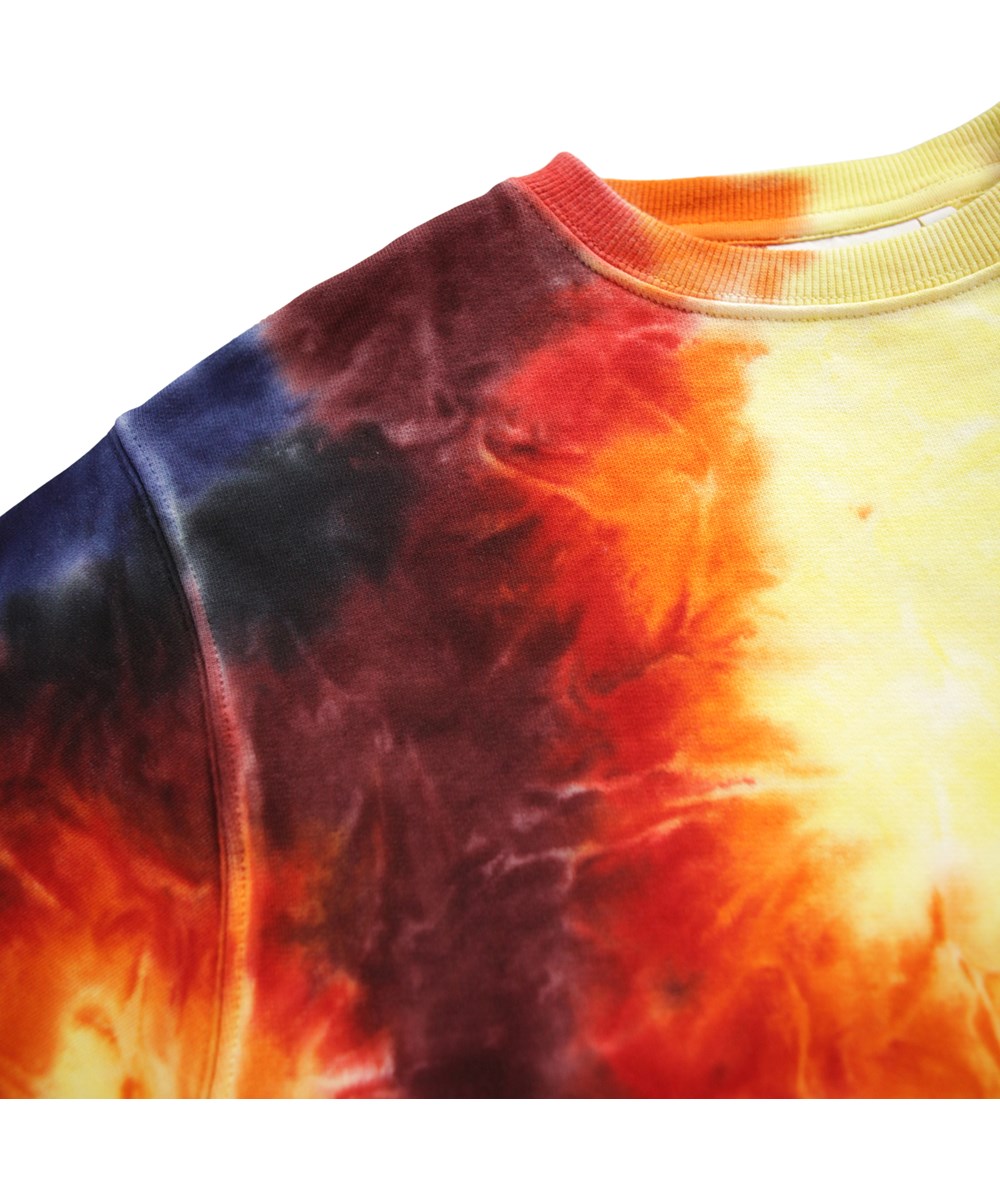 Monti - Flame Dye - Flot sweatshirt til børn i blødt økologisk bomuld med flammeinspireret tie-dye.