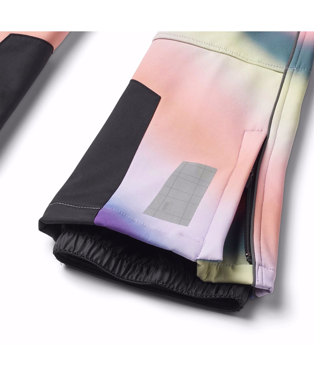 Harlie - Wavy Rainbow - Waterafstotende softshell broek voor kinderen van gerecycled polyester met een kleurrijke overlopende graffiti print.