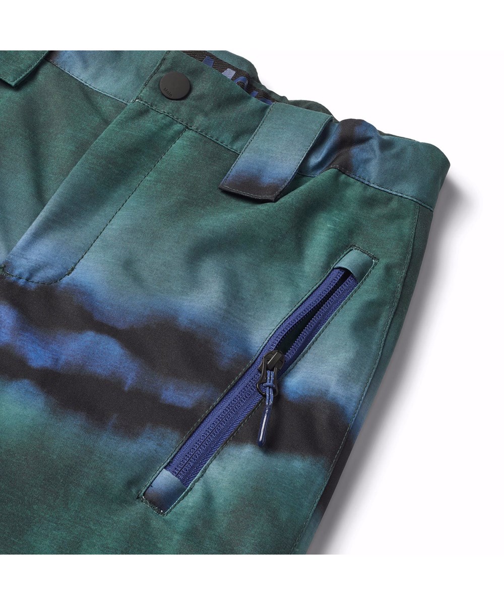 Jump Pro - Tie Dye Magic - Wind- en waterdichte skibroek voor kinderen van gerecycled polyester in groene en blauwe tie-dye.