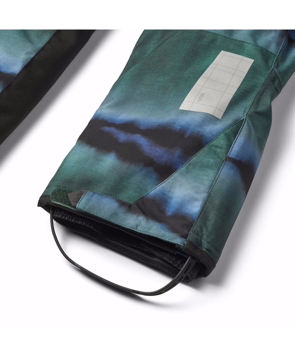 Jump Pro - Tie Dye Magic - Wind- en waterdichte skibroek voor kinderen van gerecycled polyester in groene en blauwe tie-dye.