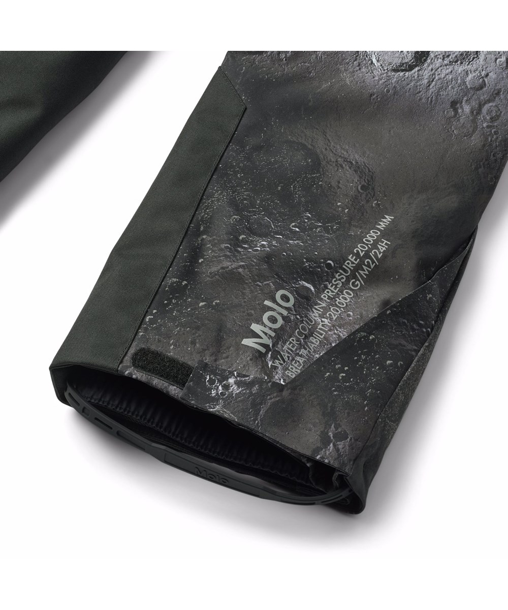 Jump Pro - Moon - Wind- en waterdichte kinderskibroek met een print van de ruwe structuren van de maan en zijn donkere en lichte tinten. Gemaakt van gerecycled polyester en gevoerd met 3M™ Thinsulate™.
