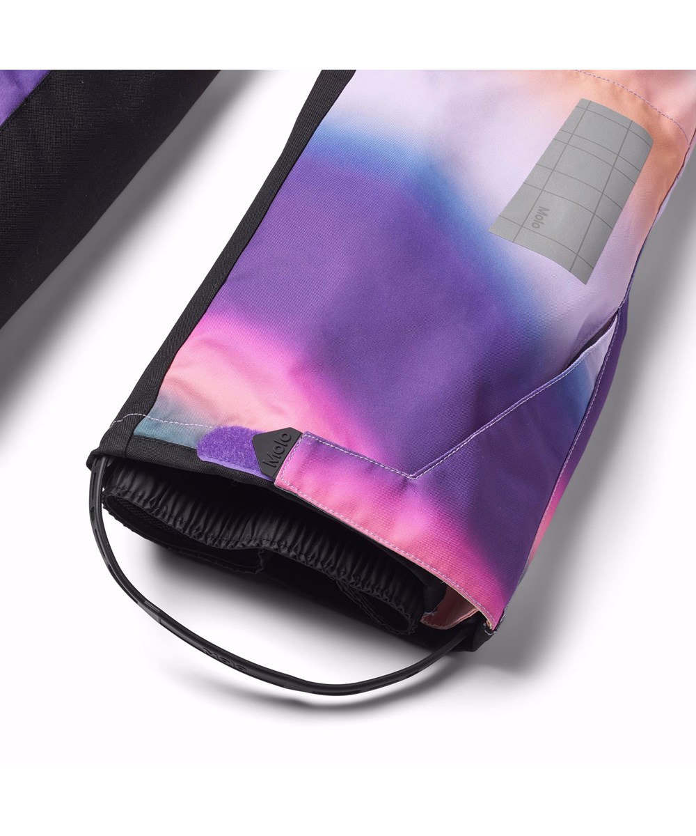 Jump Pro - Wavy Rainbow - Wind- en waterdichte skibroek voor kinderen van gerecycled polyester met een kleurrijke overlopende graffiti print.