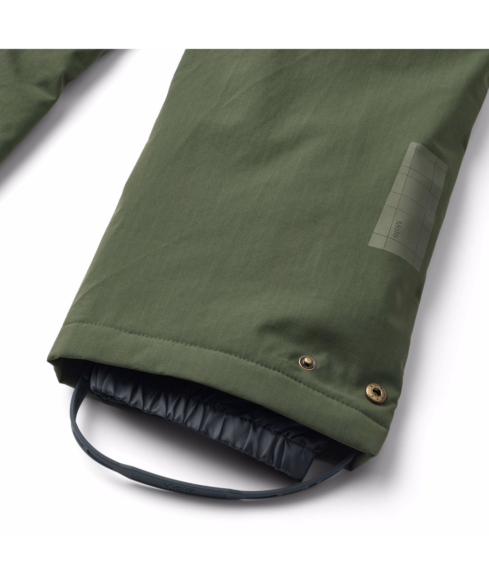 Paxton - Dark Forest - Donkergroene wind- en waterdichte kinderbroek gemaakt van gerecycled nylon met een verstelbare taille.