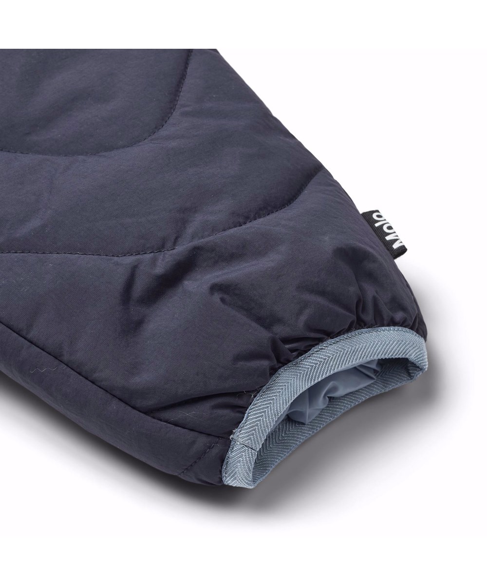 Percy - Dark Night - Waterafstotende donkerblauwe thermobroek voor baby's en peuters met lichtblauwe afwerking.