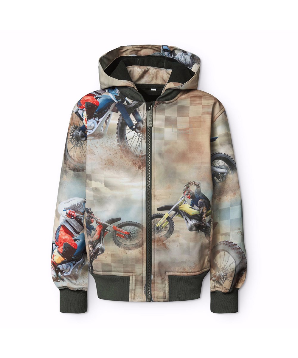 Cloudy - Dusty Cross - Wind- en waterafstotende softshell kinderjas van gercycled polyester met een print van motorcrossers in bruine kleuren.