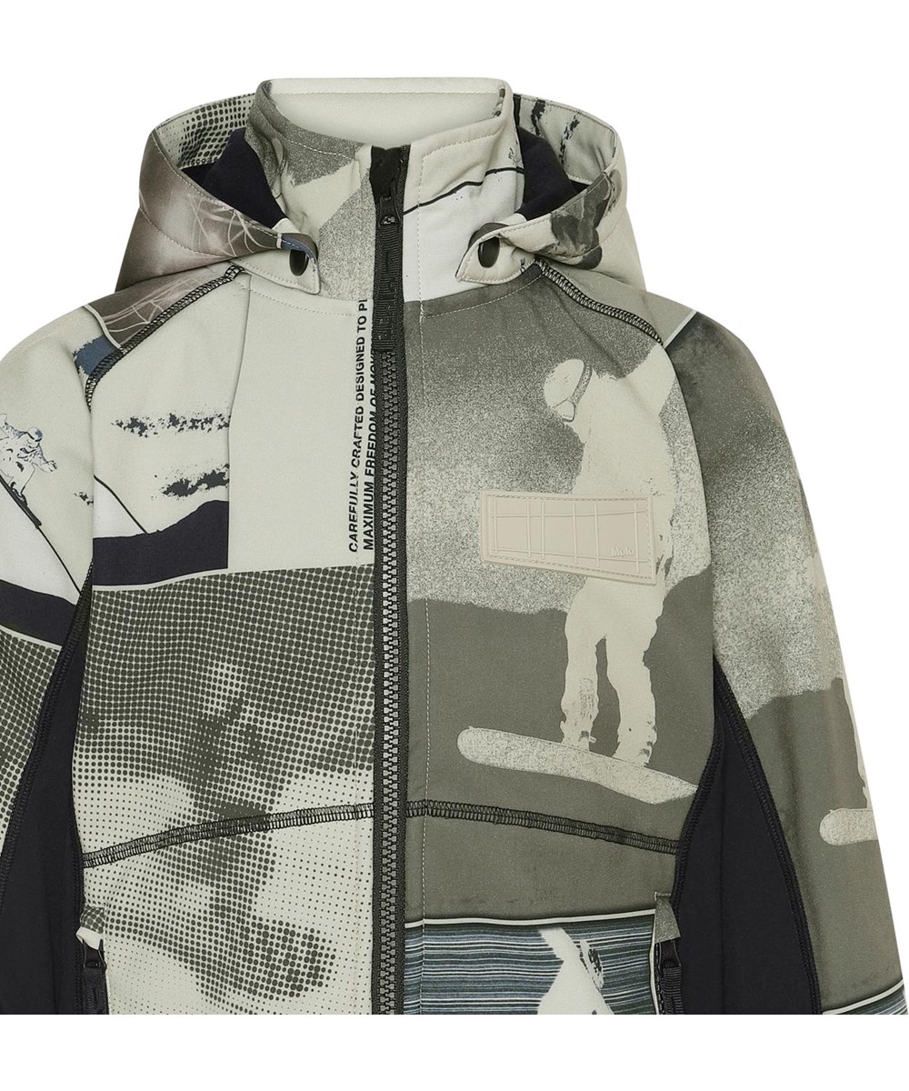 Cloudy - Screenshot - Beige softshell jas met snowboarder print