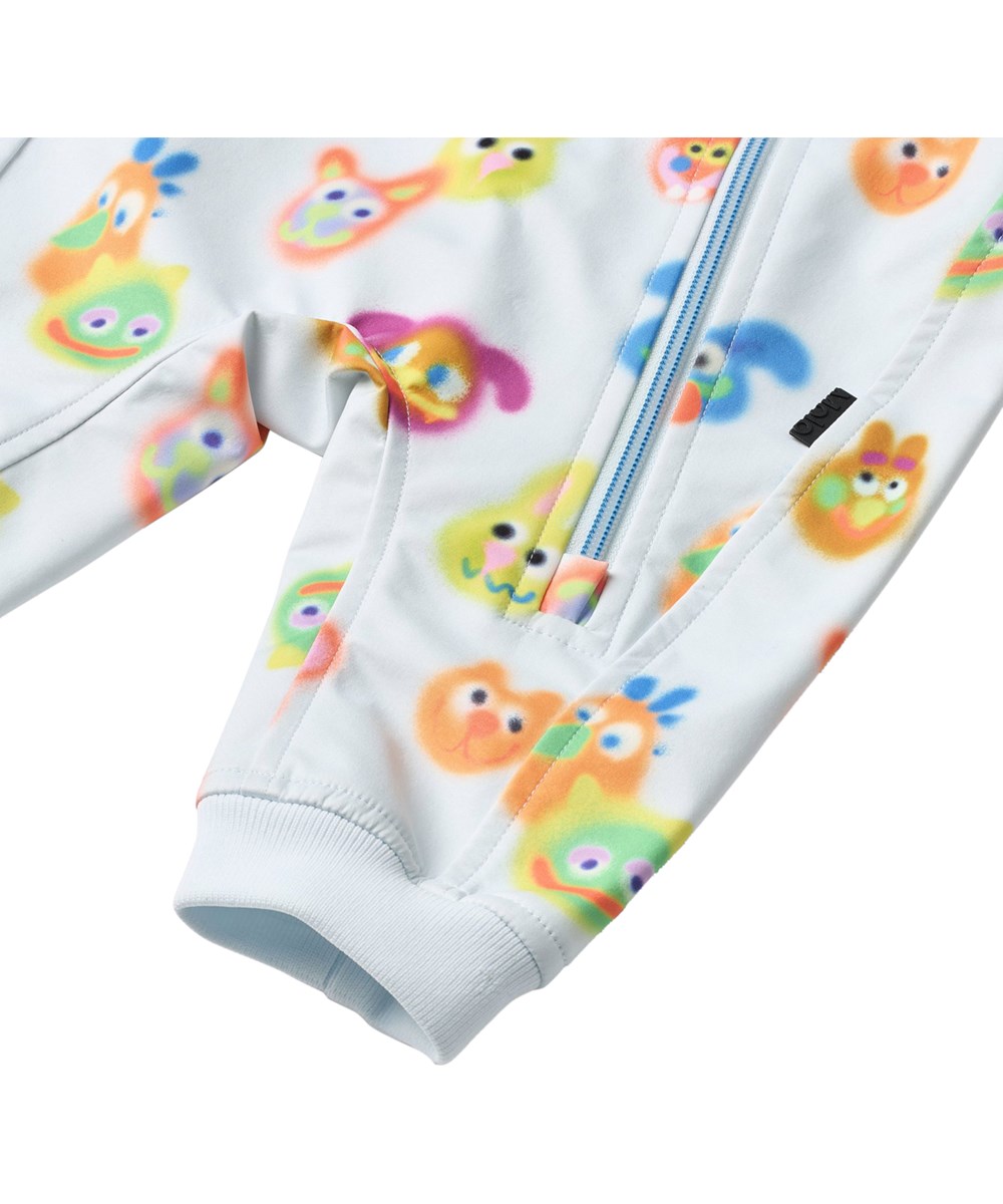 Hill - Fuzzy Together - Beige wind- en waterafstotend softshellpak voor de kleintjes met fleecevoering en dierenprint.