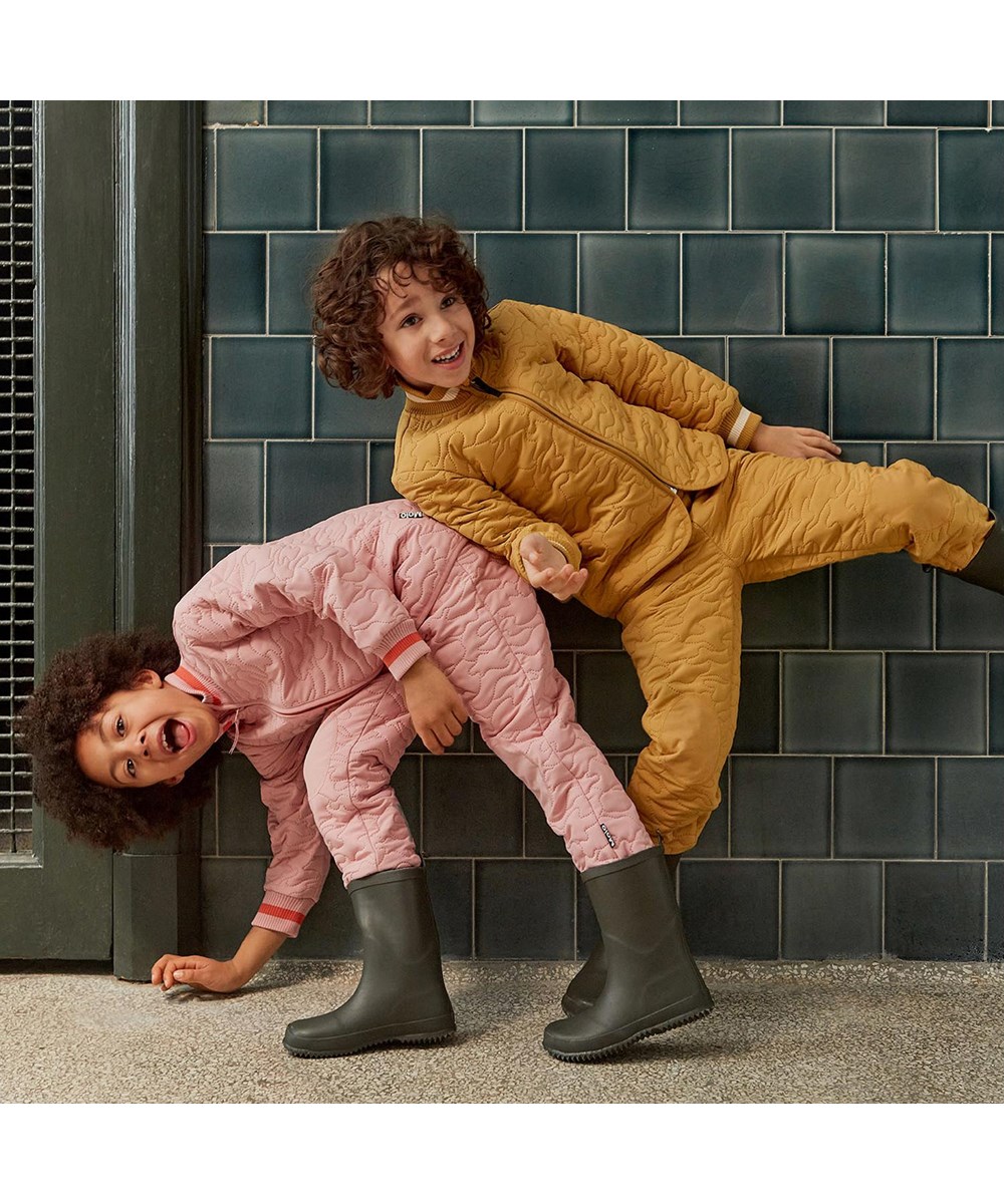 Hoti - Rosequartz - Roze gevoerde broek met rode strepen