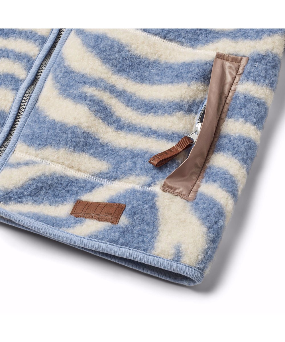 Uberto - Zebra Blue - Zebra gestreepte fleecejas in lavendelblauw voor kinderen met een ritssluiting en grote zakken aan de voorkant en een zachtroze capuchon.