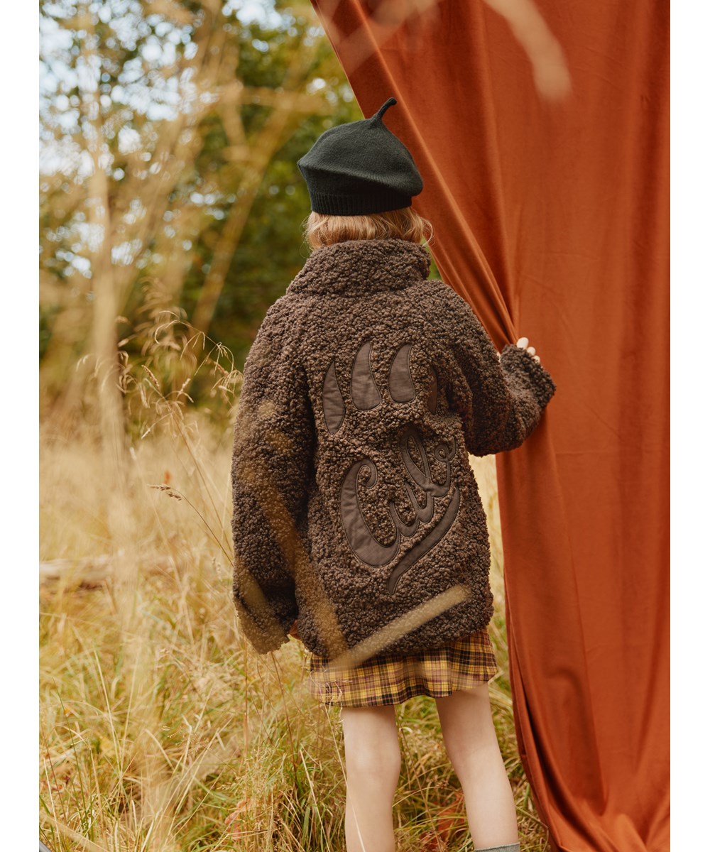 Ulan - Dark Cocoa - Donkerbruine fleecejast voor kinderen gemaakt van gerecycled polyester met op de achterkant een mooie patch in duurzaam nylon.