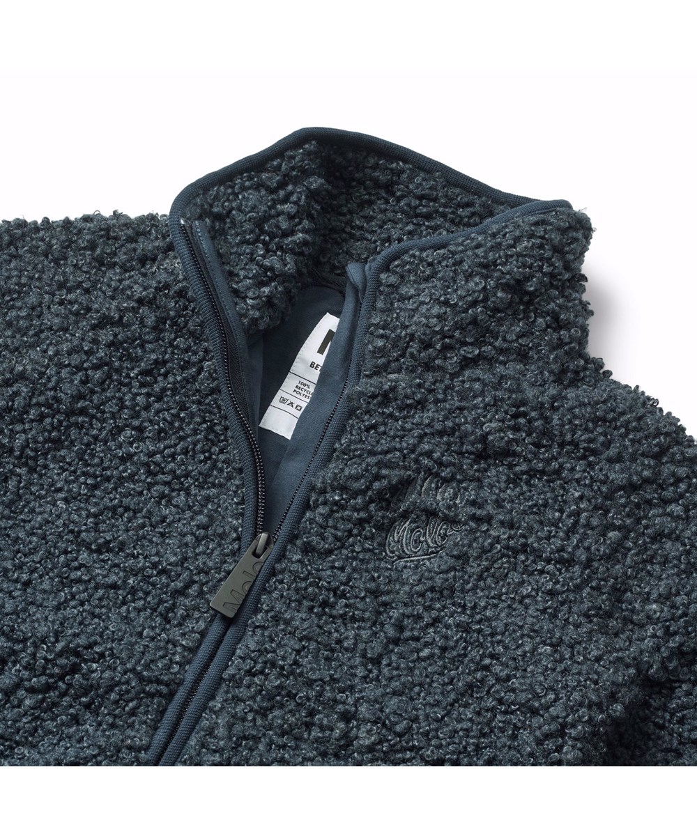 Ulan - Night Navy - Donkerblauwe fleecejas voor kinderen gemaakt van gerecycled polyester met op de achterkant een mooie patch in duurzaam nylon.