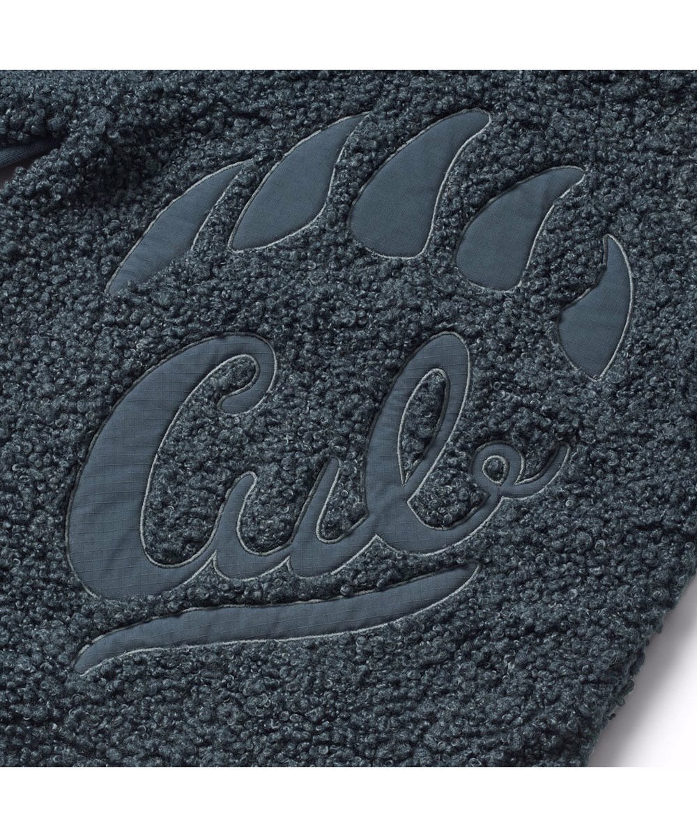 Ulan - Night Navy - Donkerblauwe fleecejas voor kinderen gemaakt van gerecycled polyester met op de achterkant een mooie patch in duurzaam nylon.