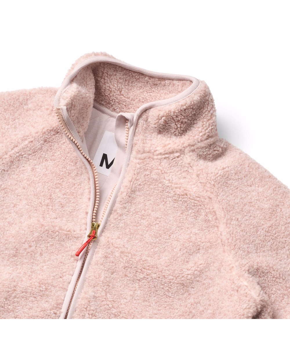 Unique - Mahogany Rose - Roze zacht fleecejas voor kinderen gemaakt van gerecycled polyester met bijpassende ribboorden en gevoerd met zacht katoen.