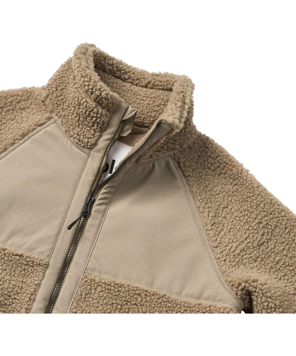 Usher - Clay - Zandkleurige fleecejas gemaakt van gerecycled polyester met voorzakken en duurzame details voor kinderen.