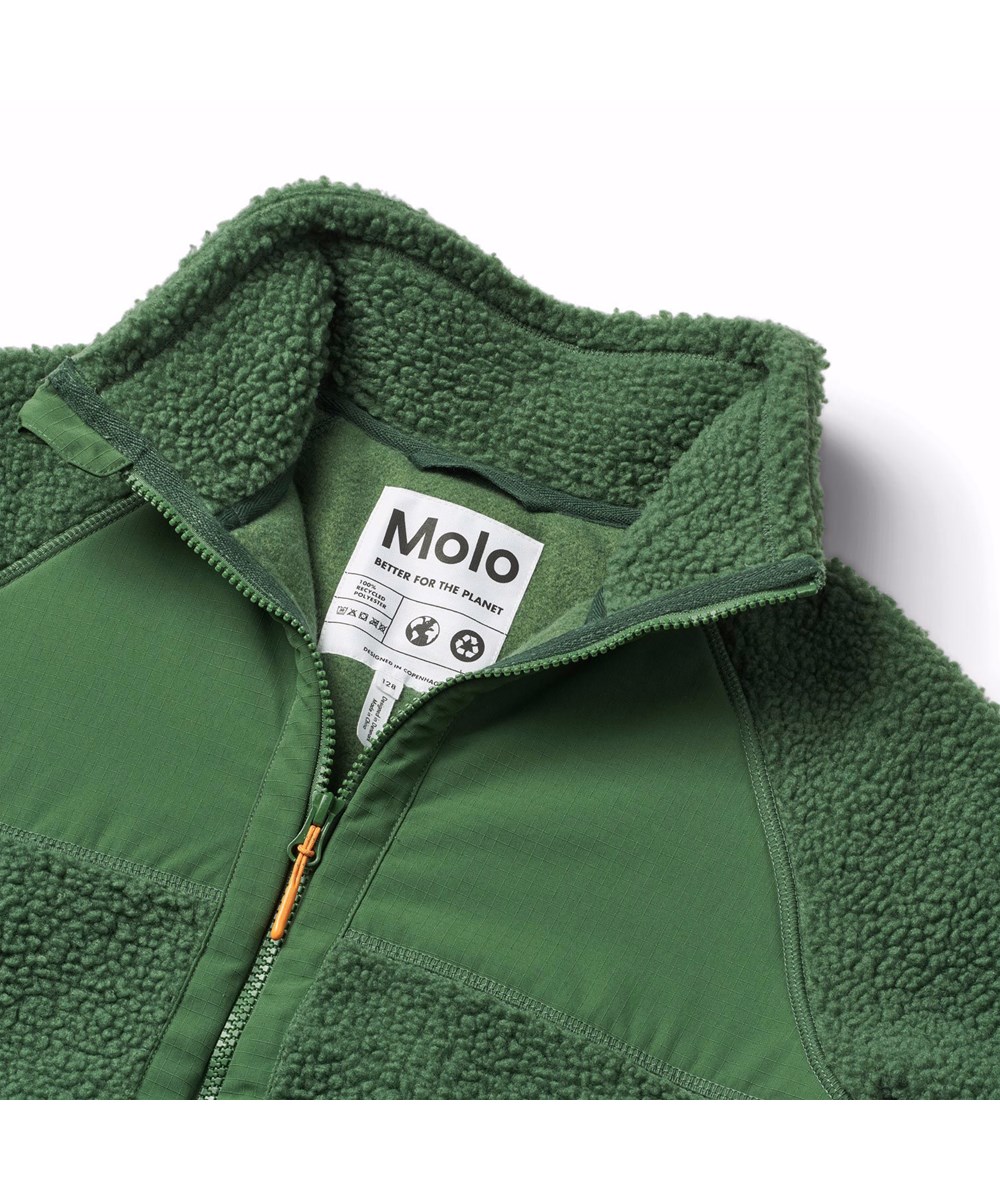 Usher - Rubber Tree - Groene fleece jas voor kinderen van gerecycled polyester met voorzakken en duurzame details.
