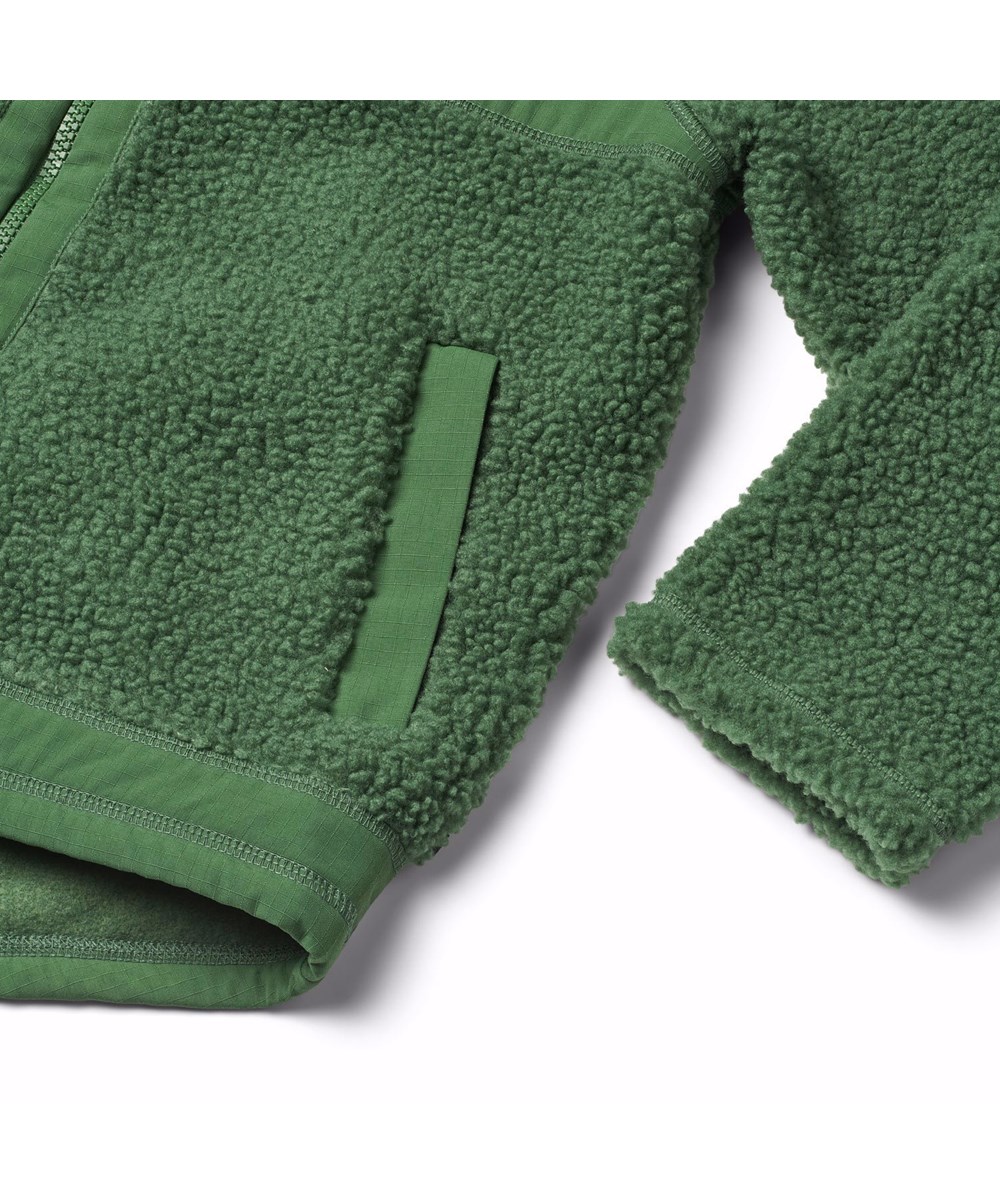Usher - Rubber Tree - Groene fleece jas voor kinderen van gerecycled polyester met voorzakken en duurzame details.