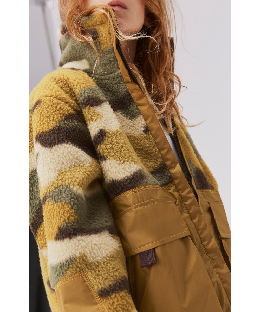 Utha - Autumn Camo 5 - Gerecyclede bruine camouflage fleece jas