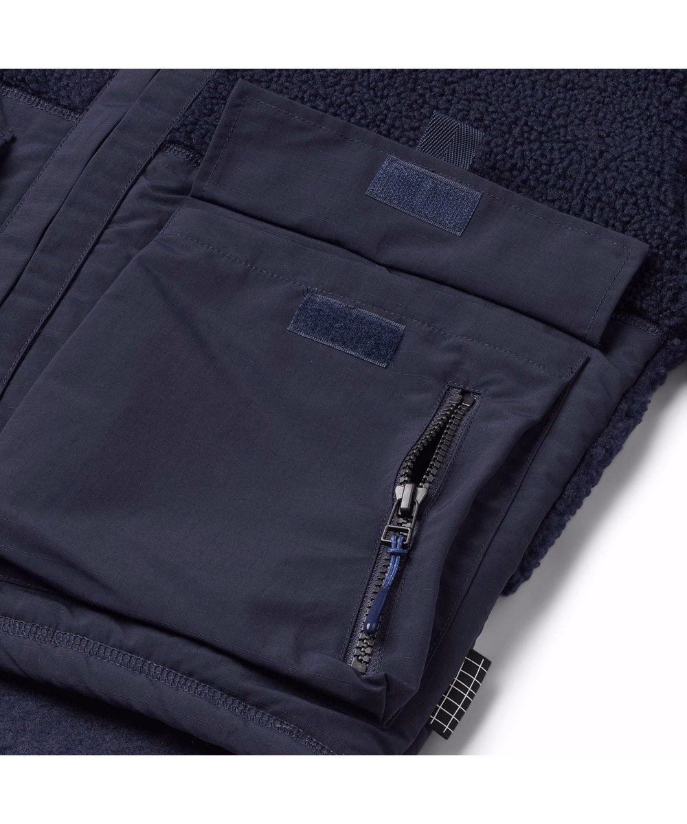 Utha - Dark Night - Donkerblauwe fleecejas voor kinderen met grote externe voorzakken.