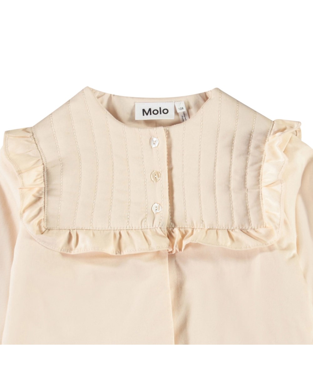 Haleen - Brazilian Sand - Beige gevoerde kinderjas van zacht katoen met ruches.