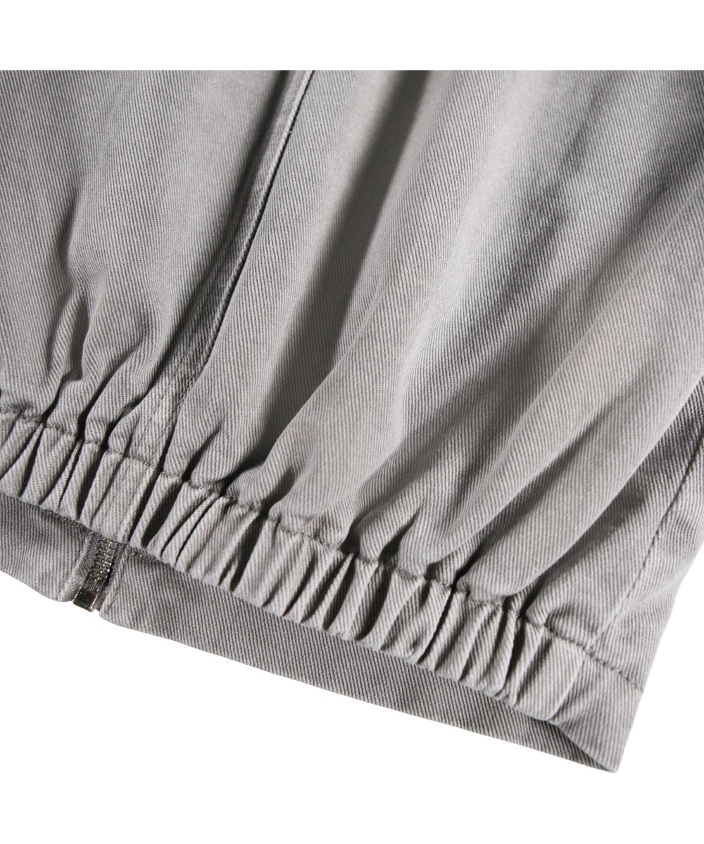 Hallie - Washed Grey - Grijze spijkerjas voor kinderen met geborduurde sterren in zilverdraad.