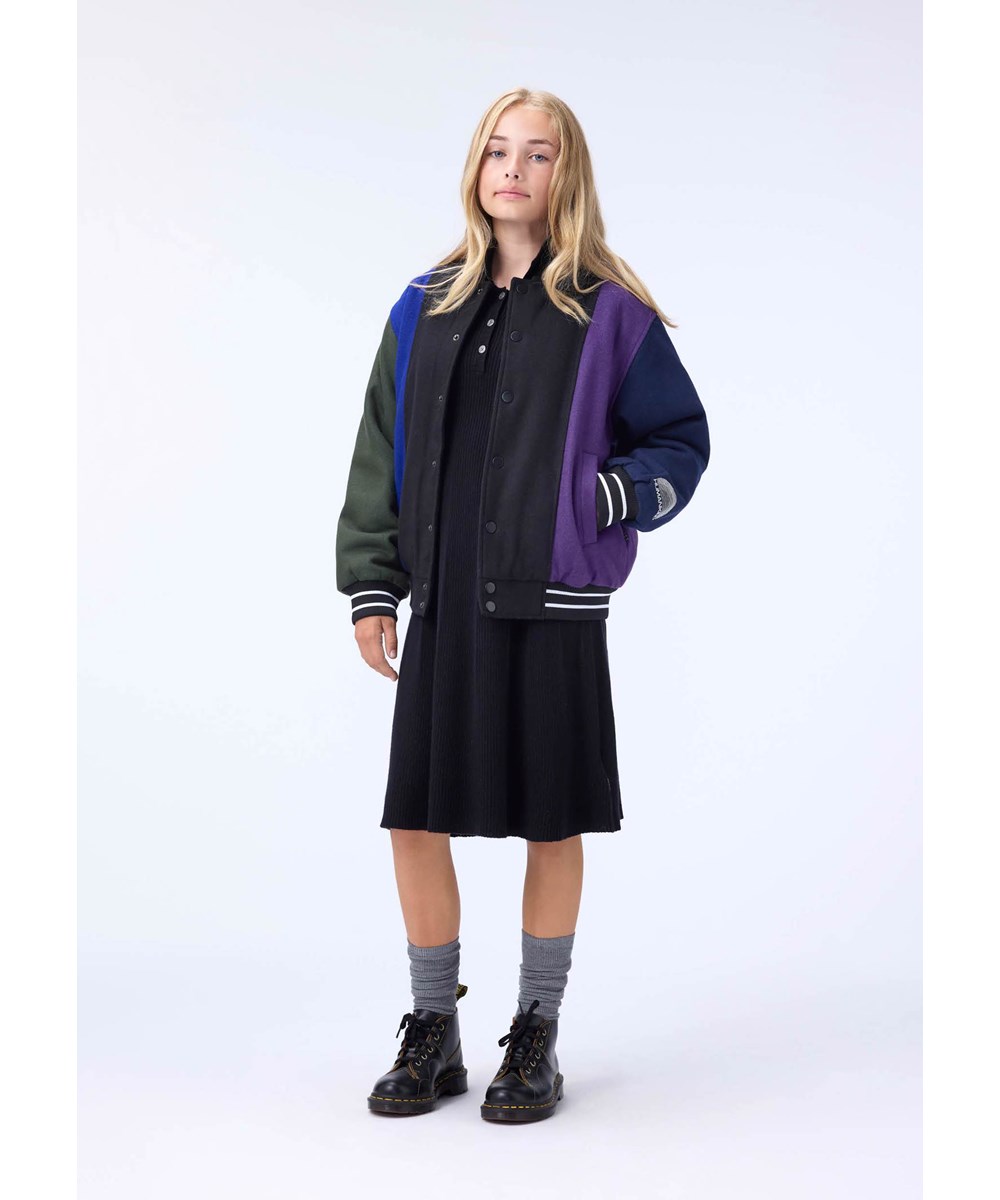 Hani - More Colours - Baseballjas in zwart, blauw, groen en paarse kleuren gemaakt van een stevige wolmix.