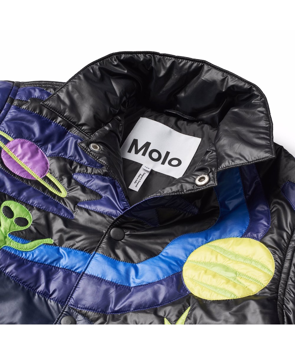 Haraldur - Space Quilt - Zwarte gewatteerde kinderjas met ruimtewezens en monsters in prachtige kleuren.