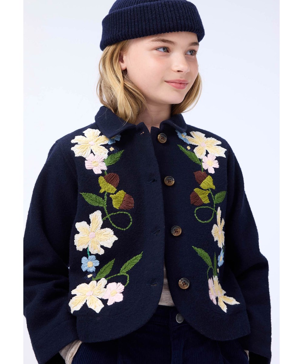 Harmoney - Forest Bloom - Donkerblauwe wollen kinderjas met elegante borduursels op de voorkant.