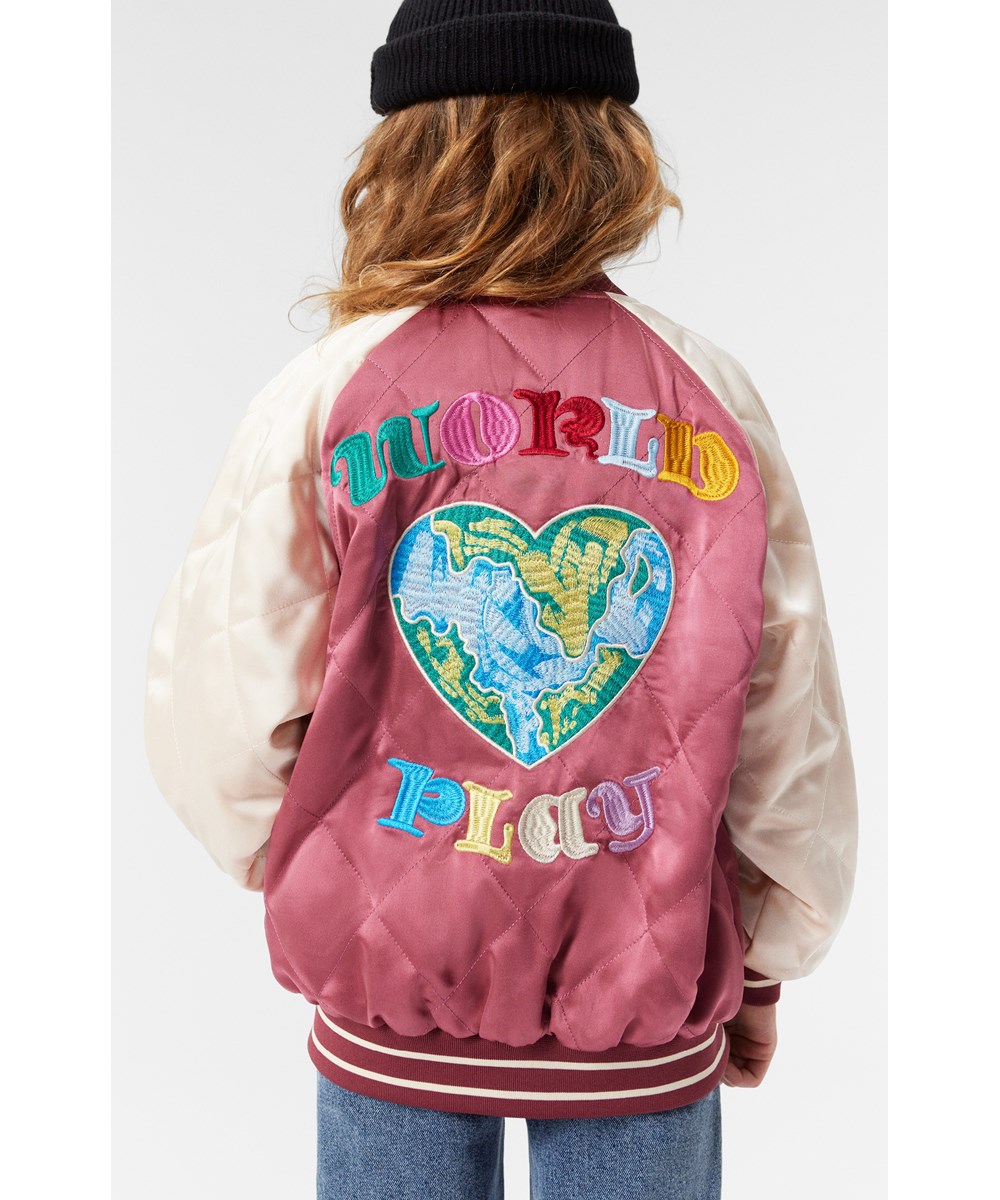 Haru - Dark Rose - Gewatteerd bomberjas voor kinderen in bordeauxrood en gebroken wit met een geborduurd patch op de achterkant.