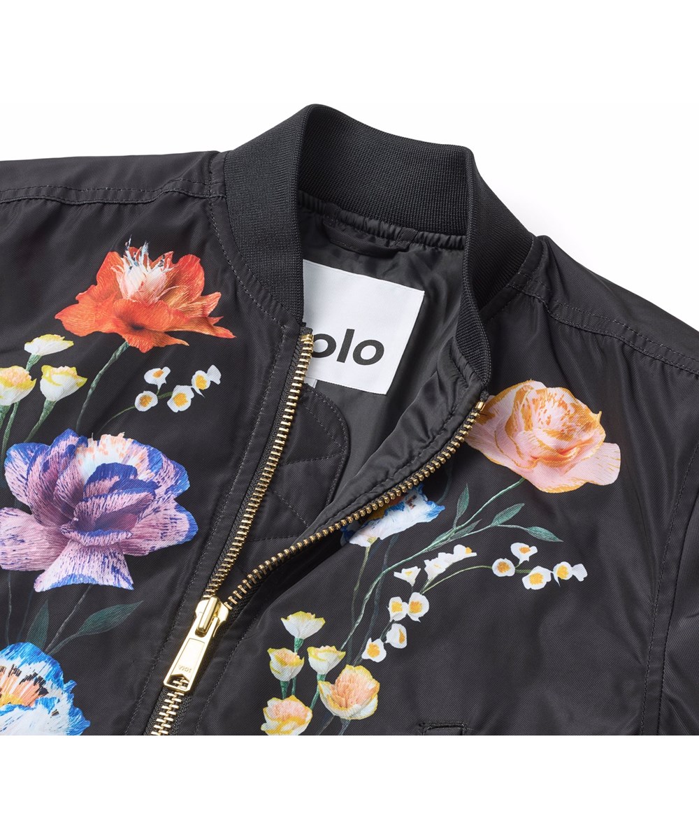 Hedia - Paper Flora - Zwarte bomberjas voor kinderen met een kleurrijke bloemenprint gemaakt van gerecycled polyester.